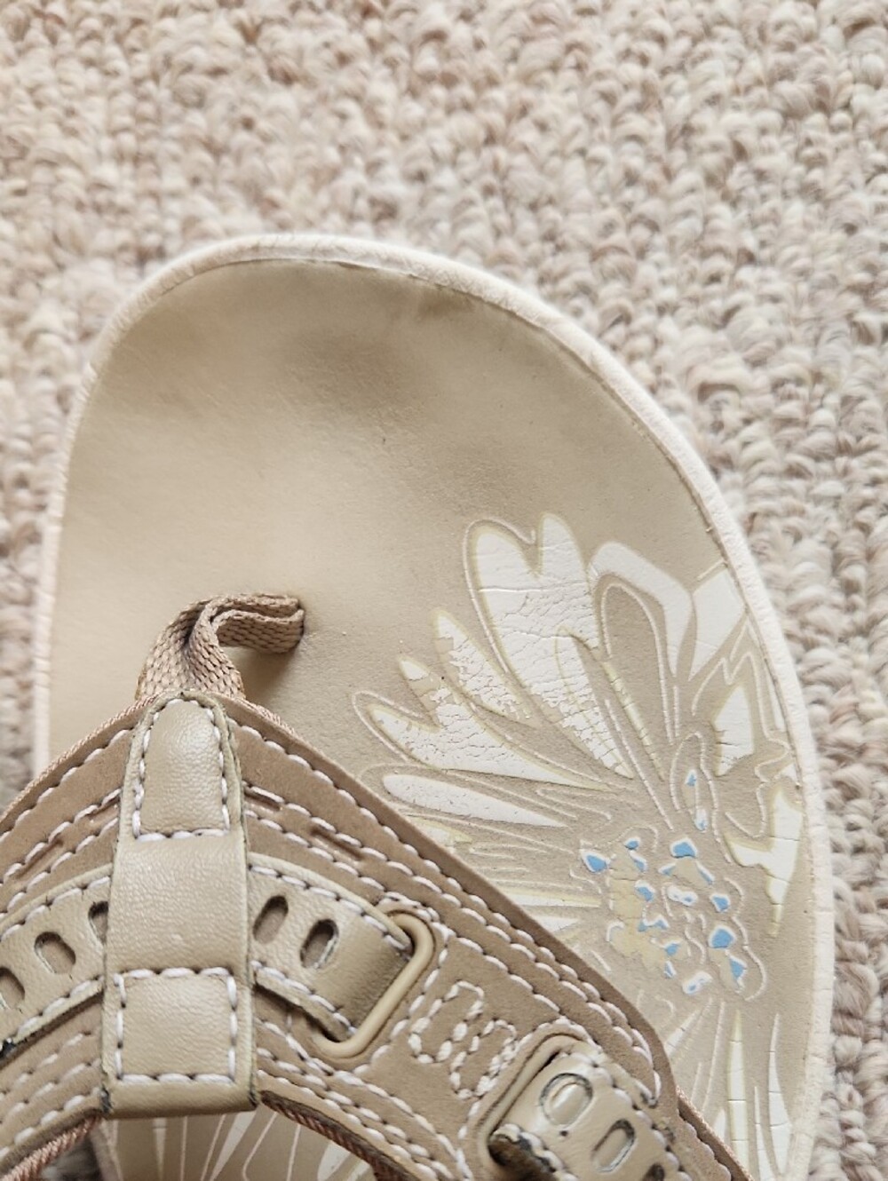 Clarks Women's Beige Floral Comfort Thong Sandals 9 - Picture 2 of 6